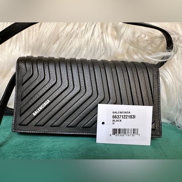 Authentic, Excellent Condition, Dust Bag - Picture 2 of 4